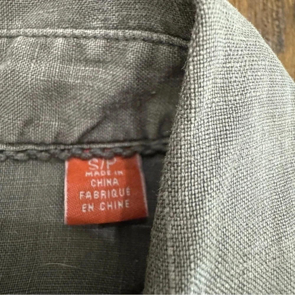 Excellent condition Tommy Bahama Relax 100% linen button down shirt. Gray, small - Picture 4 of 9